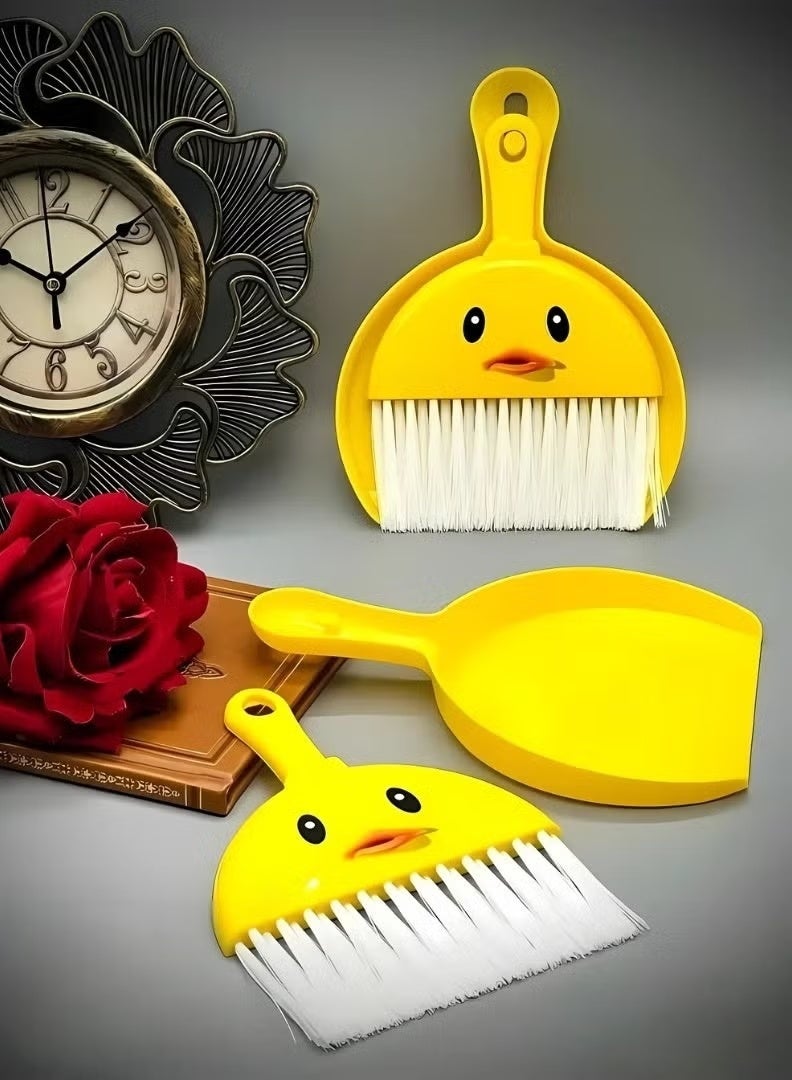 مكنسبة و جاروف صغير بلاستيك يدوية بشعيرات ناعمة قطعة فنية لتنظيف لوحة المفاتيح برسوم كرتونية وسطح المكتب ومن أدوات المطبخ والمكتب والسيارة ومخلفات الحيوانات الأليفة - جاروف ميني شكل بطوط -جاروف لتنظيف كيبورد الاب توب - جاروف ميني لتنظيف السيارة -مقشة وجاروف صغير -مقشة وجاروف بتصميم صغير متعدد الاستخدامات، مقشة صغيرة بتصميم كرتوني على شكل بطة صفراء للاطفال لتنظيف سطح الترابيزة - Image 3